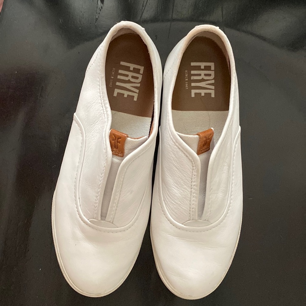 Lightly worn FRYE white leather shoe! Great summer casual shoes!